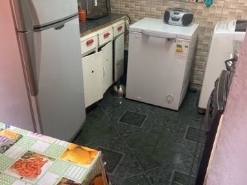 SE VENDE COMODA Y AMPLIA PROPIEDAD UBICAD EN LA COMUNA DE LA REINA , 5 DORMITORIOS  , AMPLIO LIVING COMEDOR , ESTACIONAMIENTO , QUINCHO , PASAJA CERRA