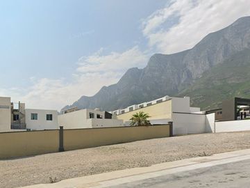 Aproveche Oportunidad de Remate Bancario en Valle del Sereno, Fracc. Las Nubes. Col. Real del  Valle Santa Catarina-Nuevo León