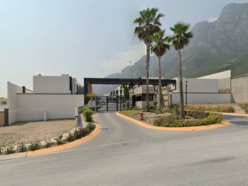 Aproveche Oportunidad de Remate Bancario en Valle del Sereno, Fracc. Las Nubes. Col. Real del  Valle Santa Catarina-Nuevo León