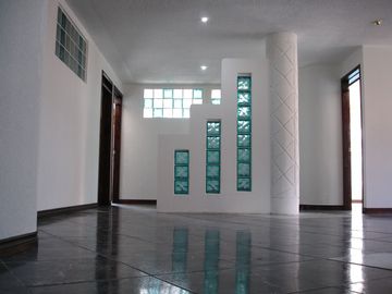 Edificio Hughes, Carcelén Alto, Quito