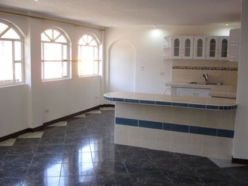 Edificio Hughes, Carcelén Alto, Quito