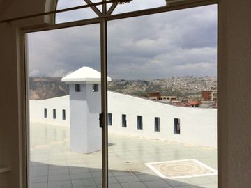 Edificio Hughes, Carcelén Alto, Quito