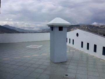 Edificio Hughes, Carcelén Alto, Quito