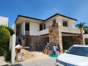VENDO HERMOSA CASA FRACC. JARDINES DEL CAMPESTRE ENTREGA EN MARZO 2024 LLAMA !!!