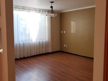 Venta de Casa en Esquina en Sendero de los Pinos – Espaciosa y Moderna