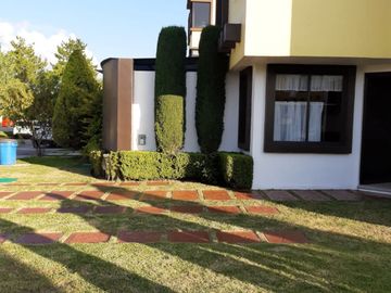 Venta de Casa en Esquina en Sendero de los Pinos – Espaciosa y Moderna