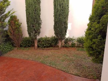 Venta de Casa en Esquina en Sendero de los Pinos – Espaciosa y Moderna