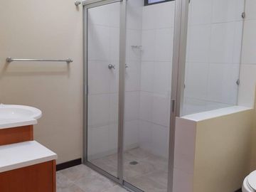 Venta de Casa en Esquina en Sendero de los Pinos – Espaciosa y Moderna
