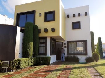 Venta de Casa en Esquina en Sendero de los Pinos – Espaciosa y Moderna