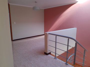 Venta de Casa en Esquina en Sendero de los Pinos – Espaciosa y Moderna