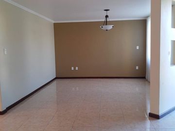 Venta de Casa en Esquina en Sendero de los Pinos – Espaciosa y Moderna
