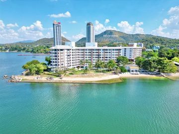Condo for sale near the sea in Bang Phra Beautiful room, fully decorated, 1 bedroom, sea view.