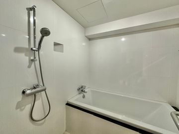 Condo for sale near the sea in Bang Phra Beautiful room, fully decorated, 1 bedroom, sea view.