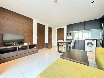 Condo for sale near the sea in Bang Phra Beautiful room, fully decorated, 1 bedroom, sea view.