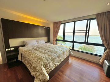 Condo for sale near the sea in Bang Phra Beautiful room, fully decorated, 1 bedroom, sea view.