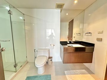 Condo for sale near the sea in Bang Phra Beautiful room, fully decorated, 1 bedroom, sea view.