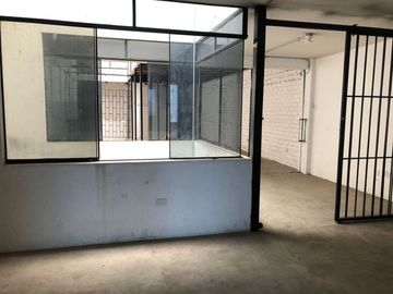 VENTA  DE LOCAL DE 4 PISOS A PRECIO DE TERRENO EN BARRANCO