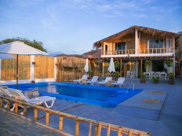 Vendo Casa/hotel Playa Punta Mero Tumbes - 1era Fila - $299,000