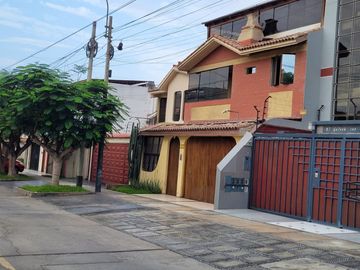 VENDO CASA FRENTE A PARQUE EXCELENTE ZONA RESIDENCIAL