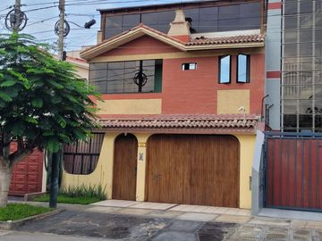 VENDO CASA FRENTE A PARQUE EXCELENTE ZONA RESIDENCIAL