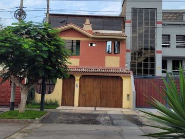 VENDO CASA FRENTE A PARQUE EXCELENTE ZONA RESIDENCIAL