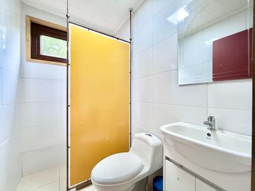 Se vende casa en precordillera, espectacular entorno natural, cuenta con agua y luz, Curicó