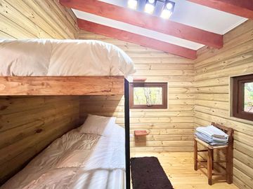 Se vende casa en precordillera, espectacular entorno natural, cuenta con agua y luz, Curicó