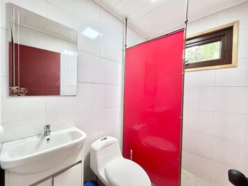 Se vende casa en precordillera, espectacular entorno natural, cuenta con agua y luz, Curicó