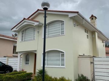 Otavalo - En venta hermosa casa con mini departamento