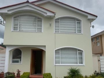 Otavalo - En venta hermosa casa con mini departamento