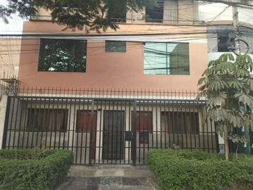 🏡 ¡Oportunidad excepcional para adquirir tu nueva casa en Santiago de Surco! 🌳