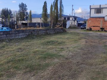 VENTA, CAYAMBE, TERRENO URBANO 1000 m2, PLANO, BIEN UBICADO.