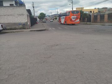 VENTA, CAYAMBE, TERRENO URBANO 1000 m2, PLANO, BIEN UBICADO.