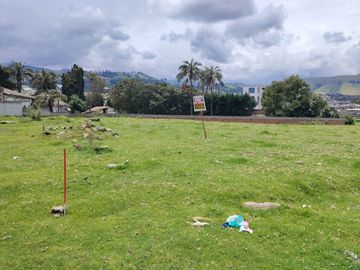 VENTA, CAYAMBE, TERRENO URBANO 1000 m2, PLANO, BIEN UBICADO.