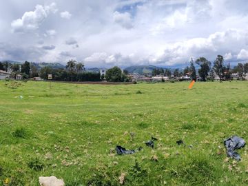VENTA, CAYAMBE, TERRENO URBANO 1000 m2, PLANO, BIEN UBICADO.