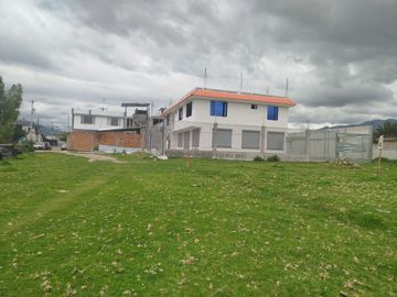 VENTA, CAYAMBE, TERRENO URBANO 1000 m2, PLANO, BIEN UBICADO.