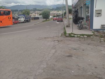 VENTA, CAYAMBE, TERRENO URBANO 1000 m2, PLANO, BIEN UBICADO.