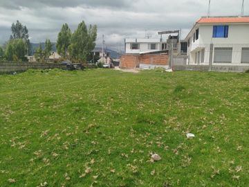 VENTA, CAYAMBE, TERRENO URBANO 1000 m2, PLANO, BIEN UBICADO.