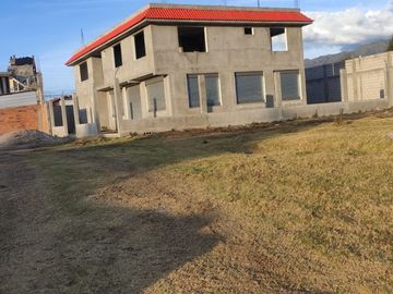 VENTA, CAYAMBE, TERRENO URBANO 1000 m2, PLANO, BIEN UBICADO.