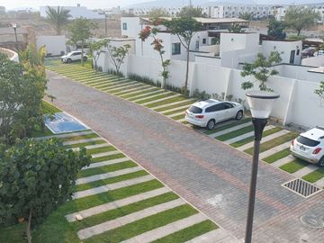 CASA EN VENTA CON ALBERCA EN XOCHITEPEC, MORELOS