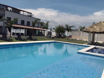 CASA EN VENTA CON ALBERCA EN XOCHITEPEC, MORELOS