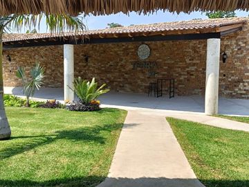 CASA EN VENTA CON ALBERCA EN XOCHITEPEC, MORELOS