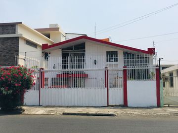 Casa de un Piso en Venta al Costado del Parque de las Madres de Portoviejo