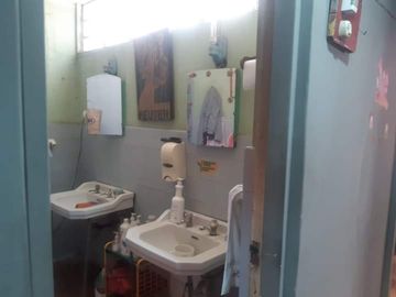 EXCELENTE CASA CON LOCAL COMERCIAL EN VENTA, MUY BIEN UBICADO EN EL BOULEVARD AL COSTADO DE LA MUNICIPALIDAD DE CHOSICA, CERCA AL PARQUE