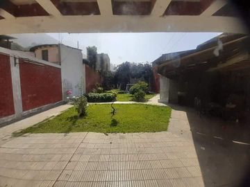 EXCELENTE CASA CON LOCAL COMERCIAL EN VENTA, MUY BIEN UBICADO EN EL BOULEVARD AL COSTADO DE LA MUNICIPALIDAD DE CHOSICA, CERCA AL PARQUE