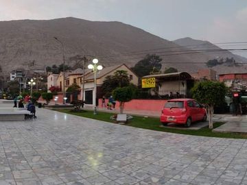 EXCELENTE CASA CON LOCAL COMERCIAL EN VENTA, MUY BIEN UBICADO EN EL BOULEVARD AL COSTADO DE LA MUNICIPALIDAD DE CHOSICA, CERCA AL PARQUE