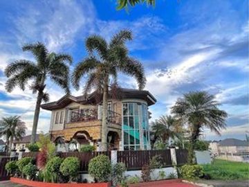 4 BR House & Lot For Sale  in Tagaytay Heights