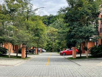 Majestuosa casa esquinera en Mukava del Valle con gran zona verde. Cerritos. Pereira - Colombia.