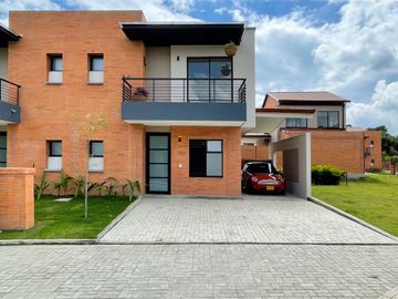 Majestuosa casa esquinera en Mukava del Valle con gran zona verde. Cerritos. Pereira - Colombia.