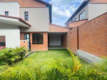 Majestuosa casa esquinera en Mukava del Valle con gran zona verde. Cerritos. Pereira - Colombia.